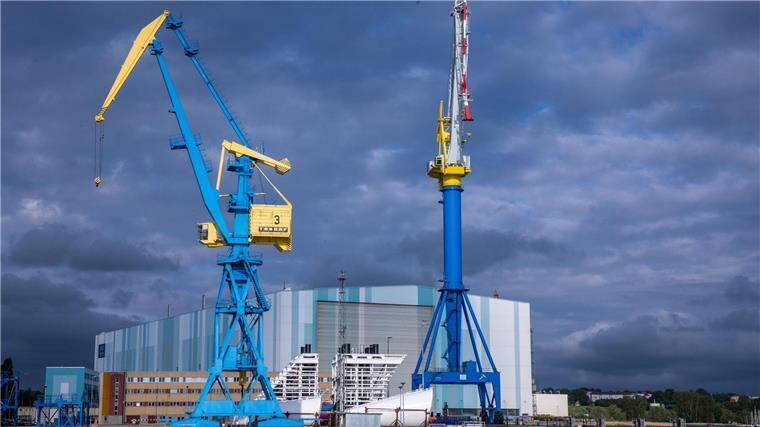 Meyer-Werft bekommt neue Führung Werftkrane stehen auf dem Gelände der Werft vor der Schiffbauhalle der ehemaligen MV-Werft.