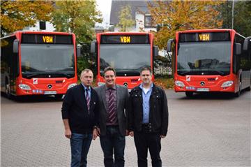 Werkstattleiter Klaus-Dieter Fromm (von links), Betriebsleiter Andreas Jung und der künftige Disponent Torben Kluth von den Verkehrsbetrieben Wesermarsch freuen sich über die neuen Busse.