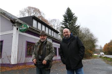 Werner Breden (links) und Sohn Lutz Breden, der aktuelle Betreiber, stehen für die Geschichte der Kasba als Ort der alternativen Feierkultur im Landkreis. Schweren Herzens sperren sie die Musikhalle nun endgültig zu.