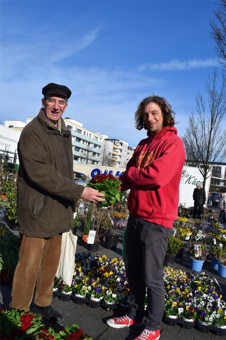 Jetzt ist beste Pflanzzeit - Anregung auf dem Wochenmarkt Werner Figge (links) ist Hobby-Gärtner mit Leib und Seele und lässt sich gerne von Michael Schade beraten.