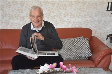 Werner Klindworth schmunzelt, wenn er sich die Bilder von früher ansieht. Bis 1975 war er als Discjockey unterwegs und hat so manches erlebt. Dann entschied er sich für seine Familie. 