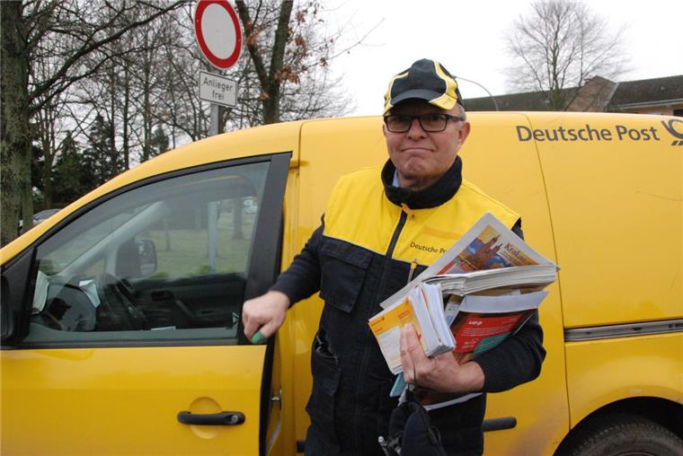 Ein mal pro Woche wird ein Postbote vom Hund gebissen Werner Rieckers ist mit Leib und Seele Postbote. Er teilt unter anderem in Stotel Briefe und Pakete zu.