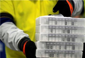 Behälter mit dem COVID-19-Impfstoff von Pfizer-BionTech werden für den Versand in der Pfizer Global Supply Kalamazoo Produktionsstätte vorbereitet.