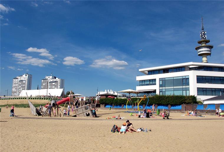 Wo das Wasser am schönsten ist ... Weser-Strandbad bietet echtes Strandfeeling mitten in der Stadt.