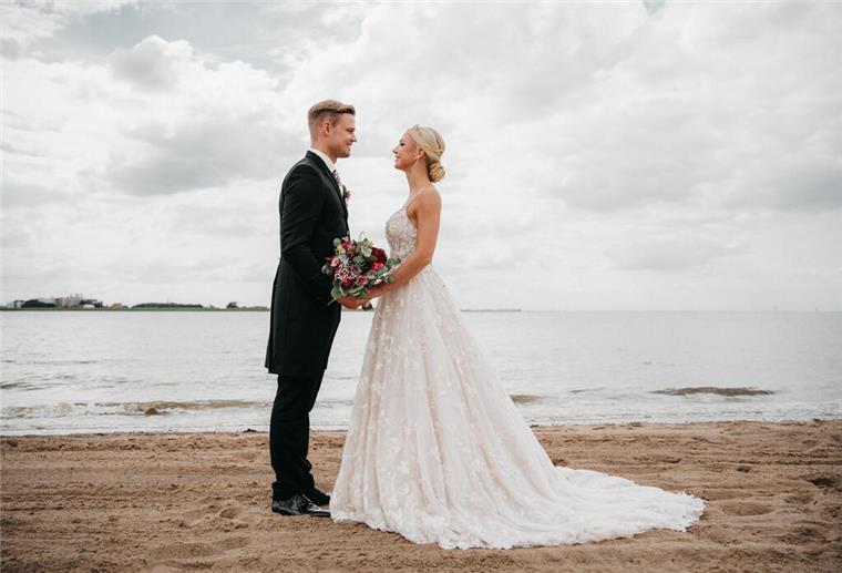 Hier gibt es alles für den schönsten Tag im Leben Hochzeit Paar Heiraten Strand Bremerhaven Weserstrand