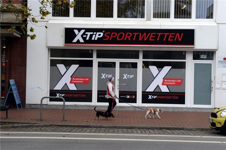 Wettbüros wie hier in der Hafenstraße müssen ab Juli eine Steuer bezahlen – pro Bildschirm und Monat 60 Euro.