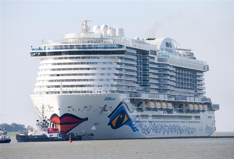 Spontane Kursänderung! AIDA-Kreuzfahrtschiff muss ungeplanten Stopp einlegen Die AIDAnova fährt auf dem Wasser.