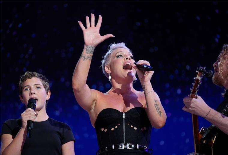 Stars im US-Wahlkampf: Taylor für Harris, Kanye für Trump „What About Us“: Sängerin Pink und ihre Tochter unterstützen Harris auf dem Parteitag. (Archivbild)