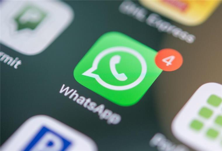 Ein Display mit dem Whatsapp-Logo.