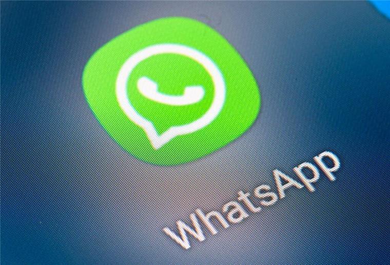Whatsapp-Icon auf dem Bildschirm eines Smartphones.