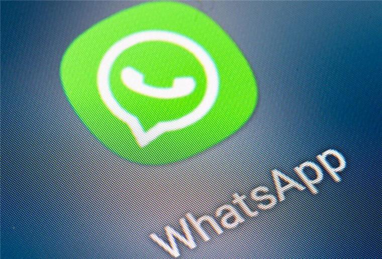 WhatsApp ist schuld! Fristlose Kündigung trotz 20 Jahren Betriebszugehörigkeit Das Whatsapp-Symbol von einem Display abfotografiert. Darunter der Schriftzug WhatsApp.