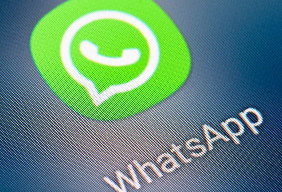 Das Whatsapp-Symbol von einem Display abfotografiert. Darunter der Schriftzug WhatsApp.