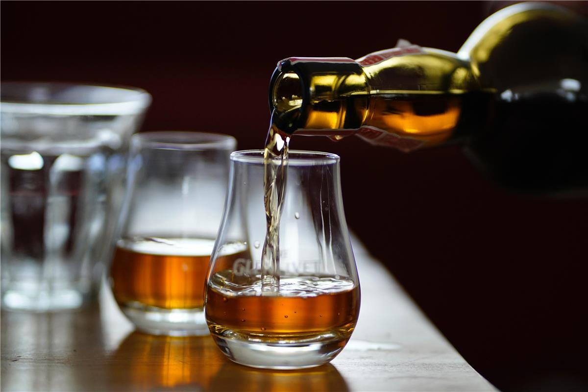 Whisky und anderer hochwertiger Alkohol wird auf Hochzeiten aktuell gerne angeboten.