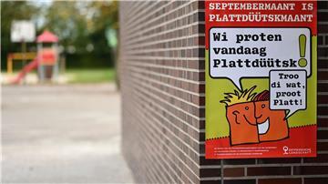 „Wi proten vandaag Plattdüütsk“ (Wir sprechen heute Plattdeutsch) steht auf einem Plakat an einer Wand an einer Grundschule.