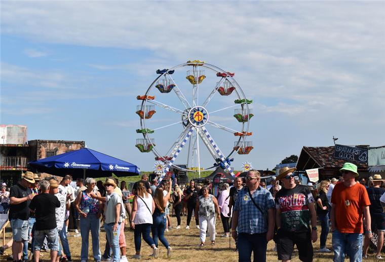 Party mit den Schlagerstars: So schön war der Sandstedter Sommer Mietbus zur Malle-Party: Diese Gruppe hat sich einen Bus gemietet, um zusammen zum „Sandstedter Sommer“ zu fahren.