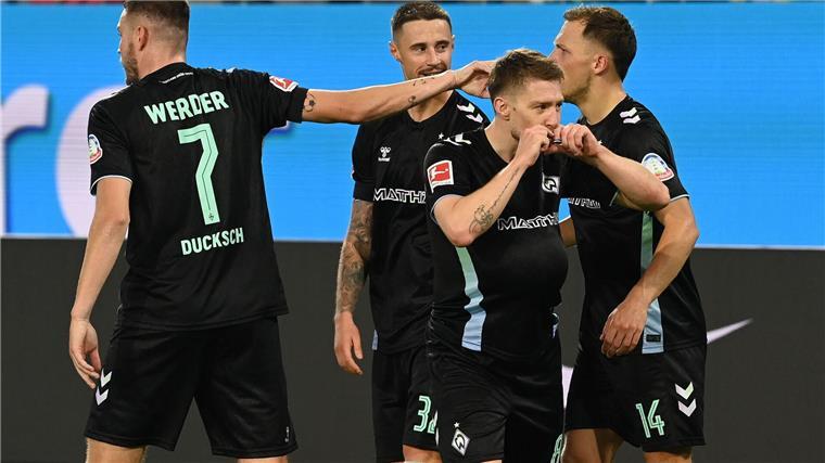 Marvin & Mitch: Ducksch und Weiser wichtige Werder-Faktoren Wichtige Faktoren beim Werder-Sieg in Wolfsburg: Mitchell Weiser (2.v.r.) und Marvin Ducksch (l)