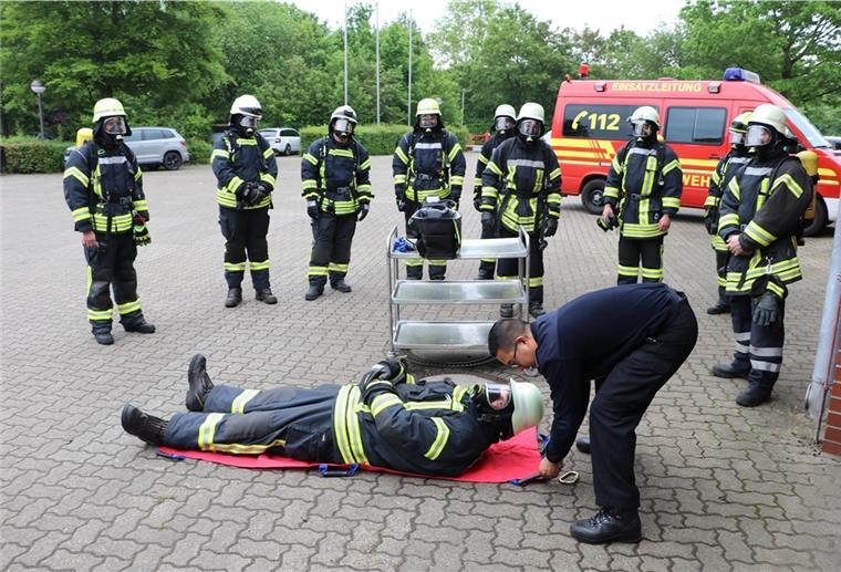 Feuerwehren im Kreis sind Vorreiter: Ausbildungen wieder gestartet Wichtiger Lehrgang in der Feuerwehrtechnischen Zentrale in Schiffdorf: Ausbilder Kim Wolnaikowski (rechts) bildet wieder Feuerwehrleute zu Atemschutzgeräteträgern aus. Foto: Feuerwehr