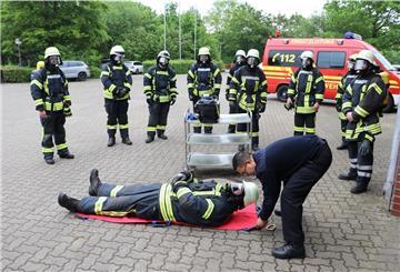 Wichtiger Lehrgang in der Feuerwehrtechnischen Zentrale in Schiffdorf: Ausbilder Kim Wolnaikowski (rechts) bildet wieder Feuerwehrleute zu Atemschutzgeräteträgern aus. Foto: Feuerwehr