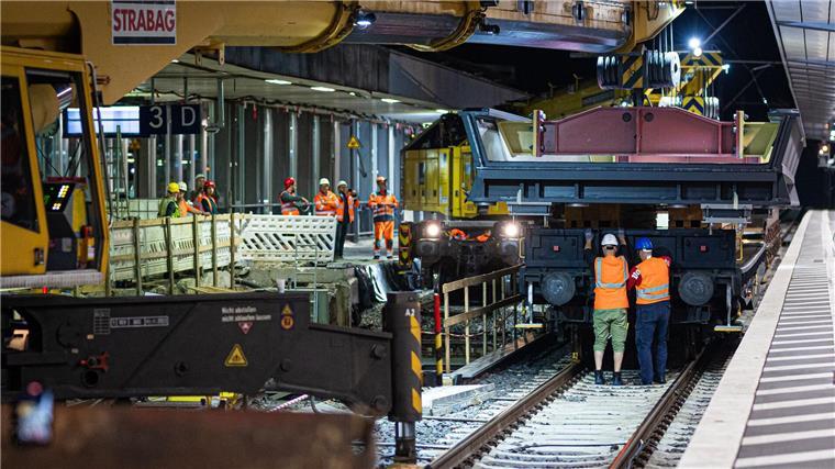 Moderner Bahnsteig in Hannover: 75-Tonnen-Bauwerk eingesetzt Wichtiger Schritt für Modernisierung des Schienennetzes: Stahlträger am Bahnhof Hannover