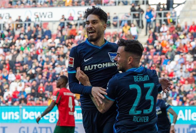 Wichtiger Treffer im Abstiegskampf: Herthas Torschütze Suat Serdar (links) und Marco Richter jubeln über das Tor zum 0:1.
