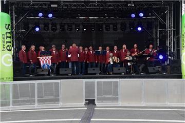 Wie an jedem Tag trällern die Chöre ihre Lieder.