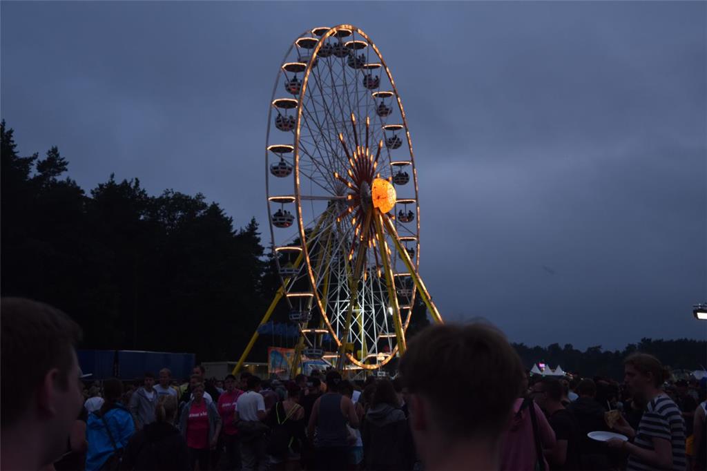 Wie auf dem Jahrmarkt: Riesenrad auf dem Veranstaltungsgelände. 