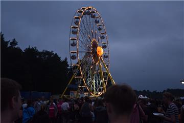 Wie auf dem Jahrmarkt: Riesenrad auf dem Veranstaltungsgelände. 