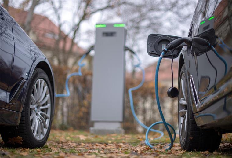 Bremen hat Nachholbedarf bei E-Autos und Ladesäulen Zwei Elektroautos werden an einer Ladesäule geladen.