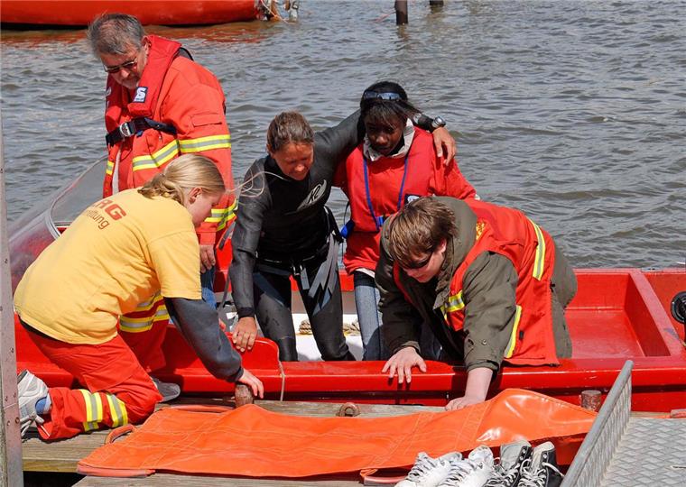 Wie  bei dieser Übung, sind die Wachleute der Dorumer DLRG-Station am Dorumer Tief auf alles vorbereitet. Dennoch sollte auch der Schwimmer selbst einige Verhaltensregeln beachten.