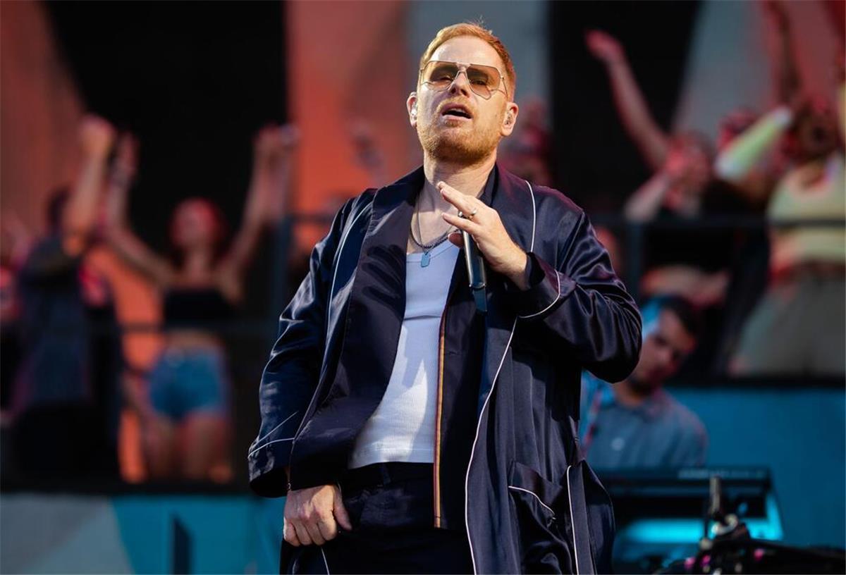 Peter Fox singt auf das Leben - Neuer Song angekündigt Wie bei „Zukunft Pink“ lässt Fox auch beim neuen Song „Toast“ wieder seine Liebe für Einflüsse von Dancehall und afrikanischem Amapiano-House klingen.