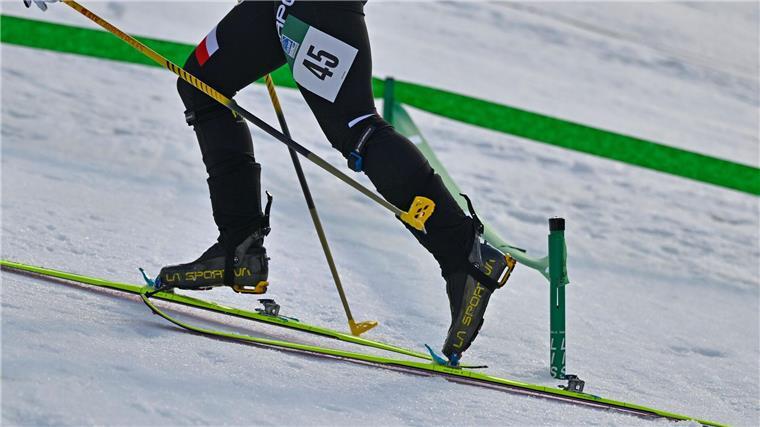 Von wegen Gipfelbrot: Skibergsteiger heiß auf Olympia-Debüt Wie beim klassischen Skitourengehen: Dank spezieller Feller unter den Skiern laufen die Sportler den Hang hinauf.