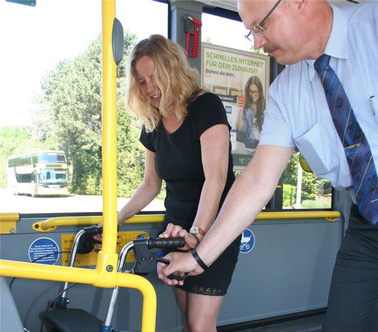 Barrierefreiheit: Damit die Fahrt mit dem Bus nicht zur Strapaze wird Wie bewegt man sich sicher mit dem Rollator im Bus? Imme Hüller und Michael Brünjes besprechen das nächste Mobilitätstraining bei Bremerhaven Bus.