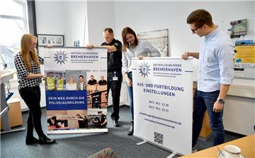 Wie die Polizei Nachwuchs sucht, haben Studierende, unter anderem Rebeka Popp (links), Cina von Thaden (dritte von links) und Lars Jendrek (rechts) untersucht. Polizei-Ausbilder Kai Steffens (zweiter von links) kann sich vorstellen, Ideen umzusetzen.