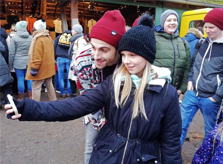 WuWiZakLila: Rüspel wird zur Pilgerstätte Wie dieses zehnjährige Mädchen versuchten viele Fans ein Selfie mit ihrem Idol, dem YouTube-Star Fynn Kliemann, zu er ergattern.