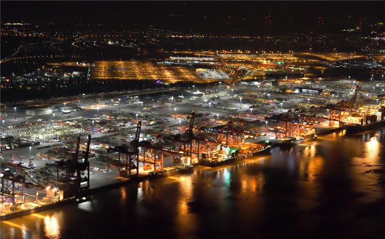 IT-Fachleute im Interview: "Digitalisierung im Hafen wird Arbeitsplätze kosten" Wie Digitalisierung den Hafen, den Handel und unsere Gesellschaft verändert und wie wir reagieren sollten, erklären Fachleute der Hochschule im Interview.
