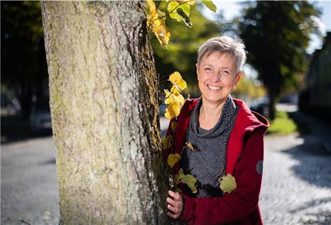 Wie ein starker Baum im Rücken, so möchte sie für Menschen in Notlagen sein: Beate Engelberth ist neue Sozialarbeiterin im Kirchenkreis Bremerhaven. Die Beratung steht aber jedem unabhängig von Religion und Nationalität kostenlos offen. Foto: Hartmann