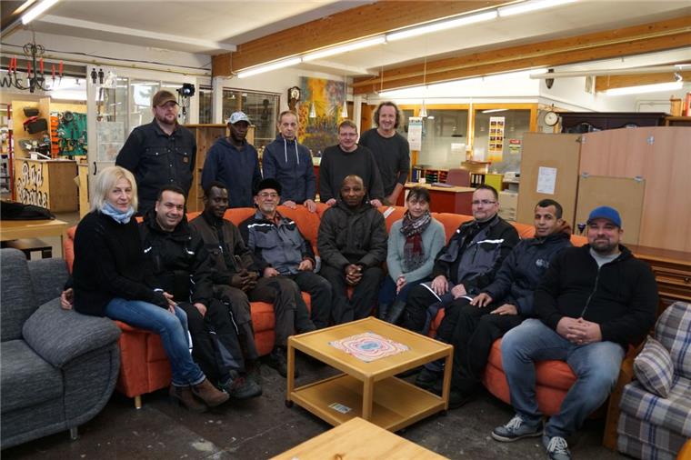 Bremervörder Flüchtlingsprojekt kommt an Wie eine große Familie: Ousman „John“ Yahya (vorne Dritter von links) und Albagir „Ali“ Hamad (vorne Mitte) mit Mitarbeitern und Beschäftigten der Bremervörder Beschäftigungsgesellschaft.