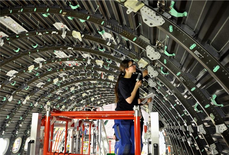 Mitarbeiter von Premium Aerotec sollen gegen Abfindung gehen Wie geht es weiter bei Premium Aerotec? Mit großzügigen Abfindungen versucht die Geschäftsleitung, möglichst viele Mitarbeiterinnen und Mitarbeiter zu einem freiwilligen Ausscheiden zu bewegen.