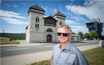 Wie geht es weiter mit dem Alten Kraftwerk in Bremerhaven? Laut Bremenports-Sprecher Holger Bruns wird jetzt geprüft, ob ein erneuter Vorstoß in Richtung Gastronomie unternommen oder Alternativpläne entwickelt werden.
