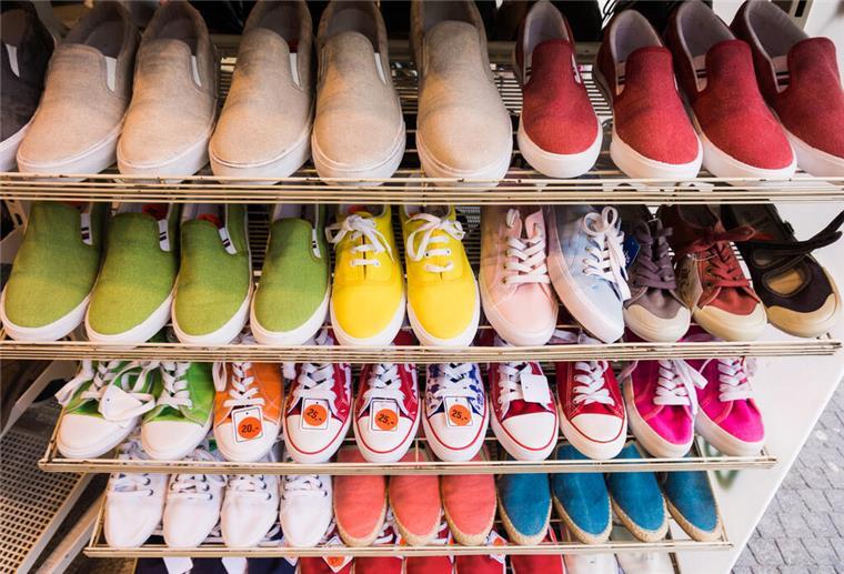 23 Filialen vor dem Aus! Beliebte Schuh-Kette kämpft ums Überleben Verschiedene Schuhe stehen in einem Regal. Wie geht es weiter mit den Geschäften der Schuh-Kette Onygo? 150 Jobs stehen auf der Kippe.