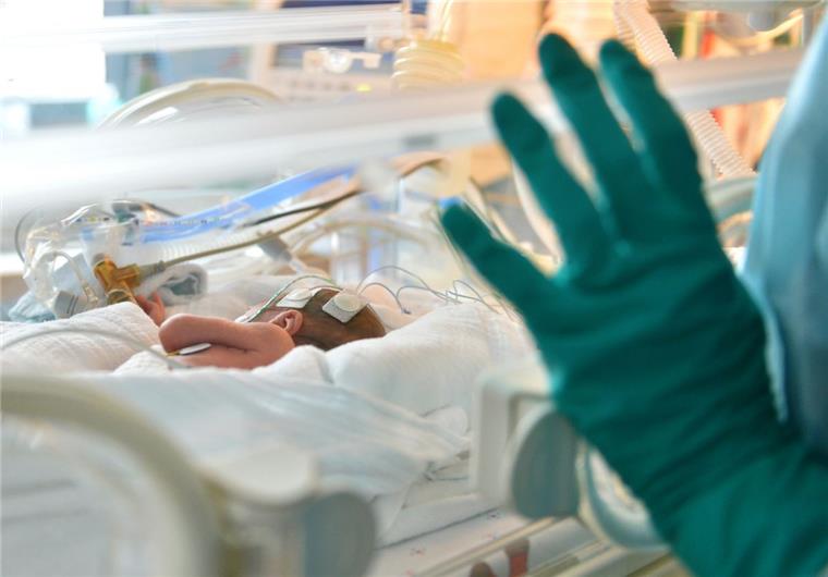 Bremerhaven: Klinikum Reinkenheide will Frühchenstation übernehmen Wie geht es weiter mit der Frühchenstation? Es muss eine schnelle Lösung her, weil aktuell speziell ausgebildete Kinderärzte fehlen. Das Klinikum Reinkenheide bietet an, den Versorgungsauftrag von Ameos zu übernehmen.