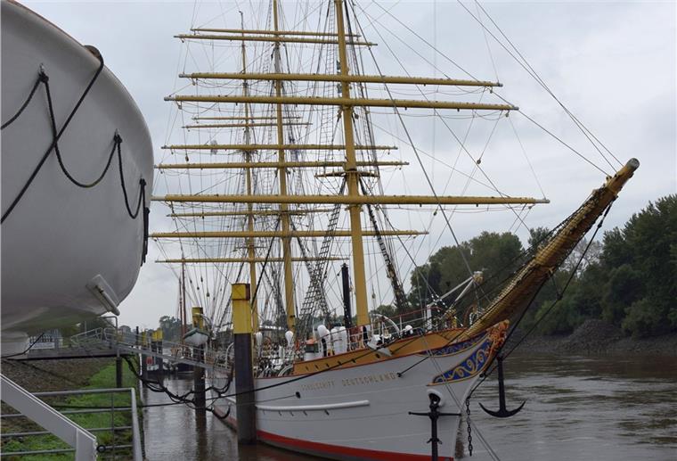Hängepartie um die „Schulschiff Deutschland“ Die „Schulschiff Deutschland“ wurde 1927 bei Tecklenborg in Geestemünde gebaut. Heute liegt das Schiff im Bremer Stadtteil Vegesack, dort wo die Lesum in die Weser mündet.