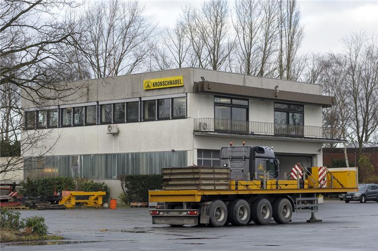 Angst um die Jobs: Schwerlast-Spedition Kronschnabel in der Insolvenz Noch einer mit Problemen: Wie geht es weiter mit der Schwerlast-Spedition Kronschnabel? Der Betrieb musste Insolvenz beantragen.