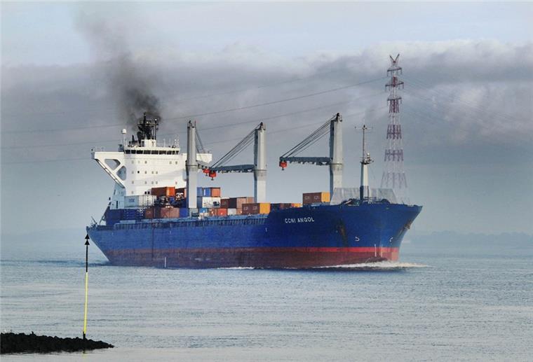 Luft im Bremerhavener Überseehafen auf dem Prüfstand Wie groß ist die Belastung der Luft durch Containerfrachter und Autotransporter im Überseehafen? Die Hafensenatorin will die Lage jetzt durch Gutachter überprüfen lassen.
