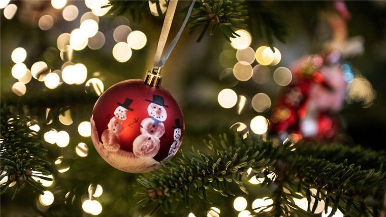 Wie gut kennen Sie Weihnachten? Testen Sie Ihr Wissen mit unserem Quiz! Eine Weihnachtskugel hängt an einem Weihnachtsbaum mit einer Lichterkette. Weihnachten, das Fest der Familie und der Liebe - doch mancher bleibt an Heiligabend einsam und gerät aus anderen Gründen in eine Krise. +++ dpa-Bildfunk +++