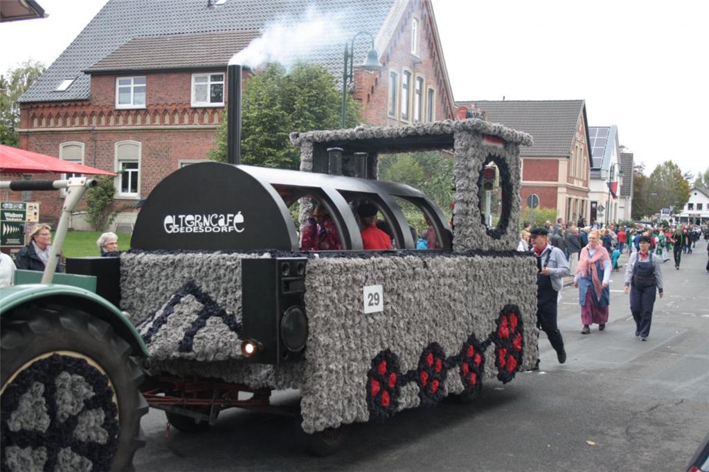 Wie haben die das nur hinbekommen? Aus dem Schornstein dieser Lokomotive dampfte...