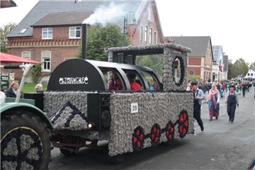 Wie haben die das nur hinbekommen? Aus dem Schornstein dieser Lokomotive dampfte...