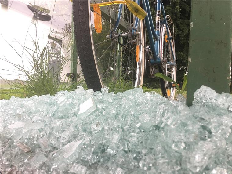 Bremerhaven: Unbekannte zerstören Scheiben an Bushaltestellen Wie hier an der Bushaltestelle "Deichhämme" in Bremerhaven-Wulsdorf zerbröselte das Sicherheitsglas nach einer Gewaltattacke.