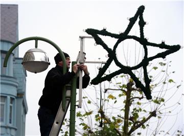Wie hier an der Hafenstraße werden derzeit an einigen Stellen Bremerhavens Weihnachtslichter aufgehängt. Foto Scheer