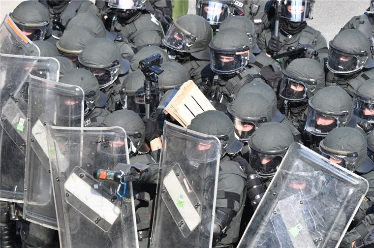 Nach G20-Gipfel: Sonderurlaub für Polizisten in Bremerhaven Wie hier beim G20-Gipfel in Hamburg werden Polizisten immer stärker angegriffen.